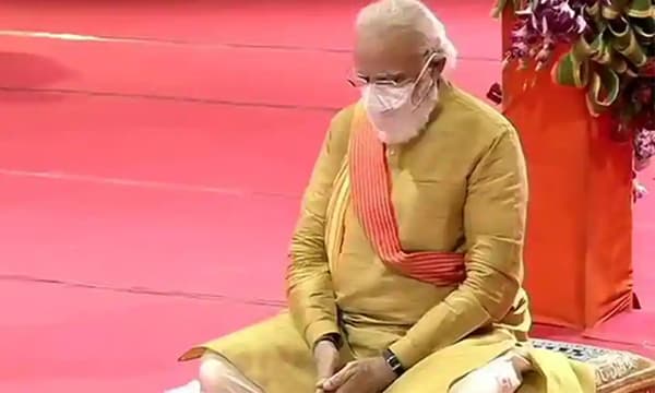 അയോദ്ധ്യയില്‍ ചരിത്രം കുറിച്ച് പ്രധാനമന്ത്രി ; രാമക്ഷേത്ര നിര്‍മ്മാണത്തിന് ഭൂമിപൂജ നടത്തി തറക്കല്ലിട്ടു