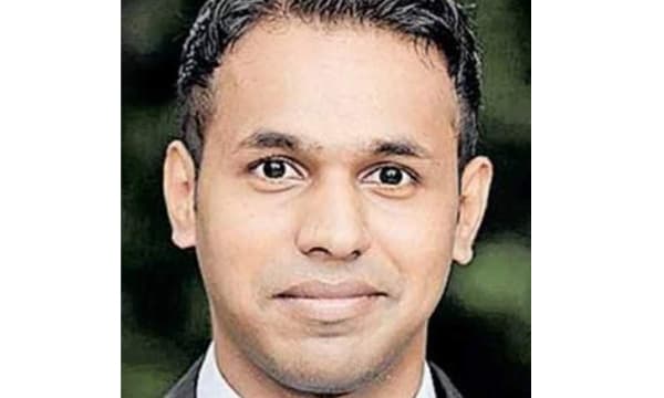 ശുചിമുറിപോലും ഇല്ലാത്ത ചാണകം മെഴുകിയ ഓലപ്പുര, ചിമ്മിനിവെട്ടത്തില്‍ പഠനം ; വിവേക് വിജയം നേടിയത് ദാരിദ്ര്യത്തെ ചവിട്ടിമെതിച്ച്