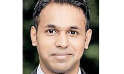 ശുചിമുറിപോലും ഇല്ലാത്ത ചാണകം മെഴുകിയ ഓലപ്പുര, ചിമ്മിനിവെട്ടത്തില്‍ പഠനം ; വിവേക് വിജയം നേടിയത് ദാരിദ്ര്യത്തെ ചവിട്ടിമെതിച്ച്