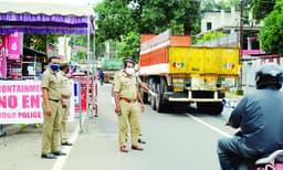 യുവാവ് ചെക്ക്‌പോസ്റ്റ് മാറിയെത്തി, ''നിയമം'' കര്‍ശനമായി നടപ്പാക്കിയ പോലീസ് തടഞ്ഞു; വനമേഖലയില്‍ കുടുങ്ങിയ യുവാവ് ഫോണ്‍വിളിച്ച് അപേക്ഷിച്ചു, കളക്ടറെത്തി സഹായം നല്‍കി