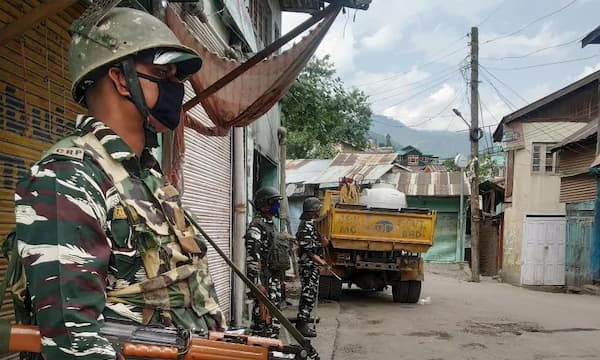 തീവ്രവാദി ഗ്രൂപ്പുകള്‍ തെരഞ്ഞുപിടിച്ച് ആക്രമിക്കുന്നു ; ബിജെപി നേതാക്കള്‍ക്ക് ജീവനില്‍ പേടി ; പാര്‍ട്ടി വിടുന്നവരുടെ എണ്ണം കശ്മീര്‍ താഴ്‌വാരത്ത് കൂടുന്നു