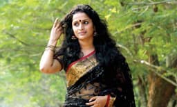 ഈ കണ്ണീർക്കാലത്തിലും തെറി ഛർദ്ദിക്കുന്നവര്‍ക്ക് കുറ​​വൊന്നുമില്ല ; ഇപ്പോഴെങ്കിലും കൂറയാകാതിരിക്കൂ : അശ്ലീല കമന്റിന് മറുപടിയുമായി സുരഭി