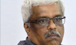 'ചതിയന്‍.. വഞ്ചകന്‍... പരമ നീചന്‍... എട്ടും പൊട്ടും തിരിയാത്ത പാവം മുഖ്യമന്ത്രിയെ പറഞ്ഞു പറ്റിച്ച മഹാ ഖലന്‍, സഖാക്കളേ, സുഹൃത്തുക്കളേ ന്യായീകരണ തൊഴിലാളികളേ സംഘടിക്കുവിന്‍'