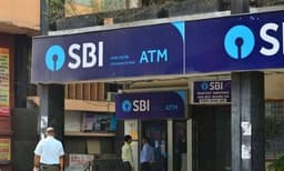 SBI says no minimum balance penalty, SMS charges on savings accounts