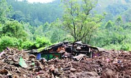 ദുര്‍ഘട മേഖലയില്‍ നിന്ന് 65 പേരെ കണ്ടെത്താനായതിന്റെ ചാരിതാര്‍ഥ്യം ; ഇനിയും അഞ്ചു പേരെ കണ്ടെത്താന്‍ കഴിയാത്തതിന്റെ ദു:ഖം അതിനേക്കാള്‍ ; തെരച്ചില്‍ സംഘം പെട്ടിമുടിയോട് യാത്ര പറഞ്ഞു