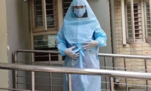 ഇന്ത്യൻ വനിതാ ഹോക്കി ടീം ക്യാപ്റ്റൻ റാണി രാംപാൽ ഖേൽരത്ന പുരസ്കാരം സ്വീകരിക്കാനായി എത്തിയത് പിപിഇ കിറ്റ് ധരിച്ച്