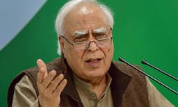 ഭരണഘടന പാലിക്കുന്നില്ലെന്നു ബിജെപിയെ കുറ്റപ്പെടുത്താന്‍ വരട്ടെ ; ആദ്യം സ്വന്തം പാര്‍ട്ടിയില്‍ അതുണ്ടോ എന്ന് നോക്കണമെന്ന് കപില്‍ സിബല്‍
