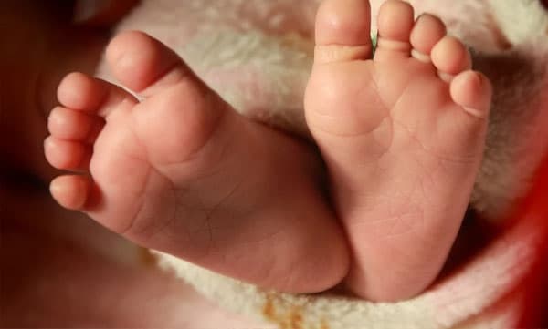 മൂന്ന് മാസം പ്രായമുള്ള പെൺ കുഞ്ഞിനെ ഒരു ലക്ഷം രൂപയ്ക്ക് വിറ്റ് മാതാപിതാക്കൾ ; പിന്നാലെ ബൈക്കും മൊബൈലും വാങ്ങി