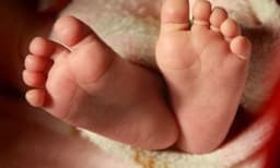 മൂന്ന് മാസം പ്രായമുള്ള പെൺ കുഞ്ഞിനെ ഒരു ലക്ഷം രൂപയ്ക്ക് വിറ്റ് മാതാപിതാക്കൾ ; പിന്നാലെ ബൈക്കും മൊബൈലും വാങ്ങി