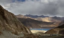 കഴക്കന്‍ ലഡാക്കിലെ നര്‍ണായക കേന്ദ്രങ്ങളില്‍ സൈനീക സാന്നിധ്യം ശക്തമാക്കി, യോഗം വളിച്ച് അജിത് ഡോവല്‍