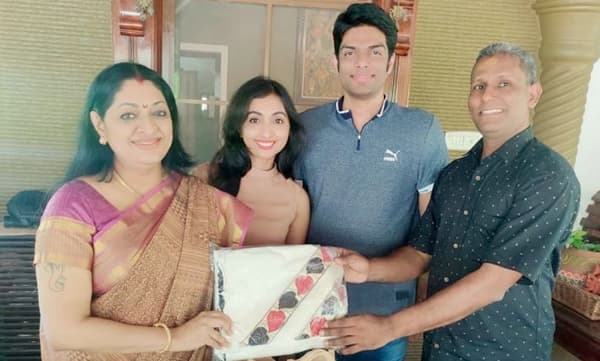 നൂറോളം നൃത്താധ്യാപകർക്ക് ഓണക്കോടി നൽകി ഊർമിള ഉണ്ണിയും മകൾ ഉത്തരയും 
