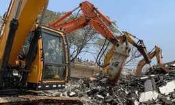 ഏഴുമാസങ്ങള്‍ക്ക് മുന്‍പ് പൊളിച്ച മരടിലെ ഫ്‌ളാറ്റിന്റെ അവശിഷ്ടങ്ങള്‍ കായലില്‍ നിന്നും നീക്കിത്തുടങ്ങി