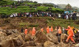 പെട്ടിമുടി ദുരന്തത്തില് കൂടുതലും പേര് മരിച്ചത് പിറ്റേന്ന് രാവിലെയെന്ന് ദൃക്സാക്ഷികള്; രാത്രി മുഴുവന് ചെളിയിലാണ്ടു കിടന്നു