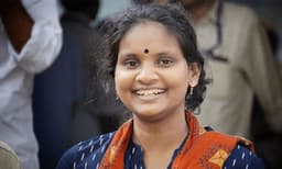 രമ്യാ ഹരിദാസ് എം.പിയുടെ വാഹനം വെഞ്ഞാറമൂട്ടില്‍ തടഞ്ഞ് സിപിഎം പ്രവര്‍ത്തകര്‍; കാറില്‍ കരിങ്കൊടി കെട്ടിയവര്‍ കൊല്ലുമെന്ന് ഭീഷണിപ്പെടുത്തി