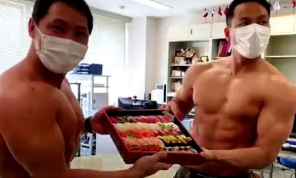 ഭക്ഷണ വിതരണത്തിന് 'ബോഡി ബിൽഡർമാര്‍'; ഷർട്ടൂരി 'ബോഡി ഷോ' ; വൈറലായി റെസ്റ്റോറന്റ്