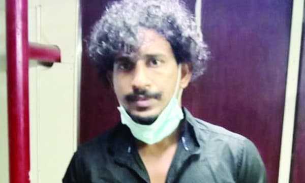 ധരിച്ചിരുന്ന പി.പി.ഇ. കിറ്റ് ഊരിയെറിഞ്ഞ് ഡ്രൈവര്‍ നിര്‍ത്തിയിട്ട ആംബുലന്‍സിന്റെ പിന്‍ഭാഗത്തേക്കു കയറി ; കോവിഡ് ബാധിതയായ യുവതി, തനിക്ക് ആര്‍ത്തവമാണെന്നു കരഞ്ഞുപറഞ്ഞിട്ടും ചെവിക്കൊണ്ടില്ല 