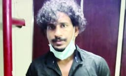 ധരിച്ചിരുന്ന പി.പി.ഇ. കിറ്റ് ഊരിയെറിഞ്ഞ് ഡ്രൈവര്‍ നിര്‍ത്തിയിട്ട ആംബുലന്‍സിന്റെ പിന്‍ഭാഗത്തേക്കു കയറി ; കോവിഡ് ബാധിതയായ യുവതി, തനിക്ക് ആര്‍ത്തവമാണെന്നു കരഞ്ഞുപറഞ്ഞിട്ടും ചെവിക്കൊണ്ടില്ല 