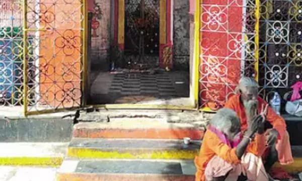 കന്നഡ സിനിമാ വേദിയില്‍ മയക്കുമരുന്നിനായി വന്‍ തെരച്ചില്‍ ; കര്‍ണാടകത്തിലെ ചില ക്ഷേത്രങ്ങളില്‍ കഞ്ചാവ് പ്രസാദം