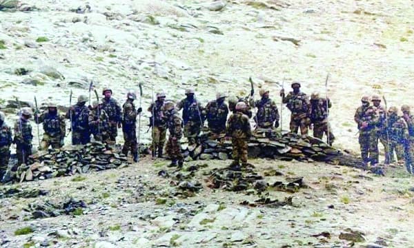 വെറും 300 മീറ്റര്‍ അകലത്തില്‍ അര ലക്ഷത്തോളം സൈനികര്‍ ; കരുതലിന് ടാങ്കുകളും പടക്കോപ്പുകളും; ചൈനീസ് നീക്കം നീരീക്ഷിച്ച് ഇന്ത്യ