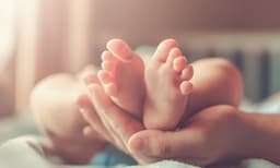 ആരോഗ്യമന്ത്രിയുടെ മണ്ഡലത്തില്‍ വീട്ടില്‍ പ്രസവിച്ച യുവതിയുടെ കുഞ്ഞ് ചികിത്സ കിട്ടാതെ മരിച്ചു ; സഹായം അഭ്യര്‍ഥിച്ചിട്ടും സര്‍ക്കാര്‍ ഡോക്ടര്‍ എത്തുകയോ നഴ്‌സിനെ അയയ്ക്കുകയോ ചെയ്തില്ല ; രണ്ടു പേരെയും സ്ഥലം മാറ്റി