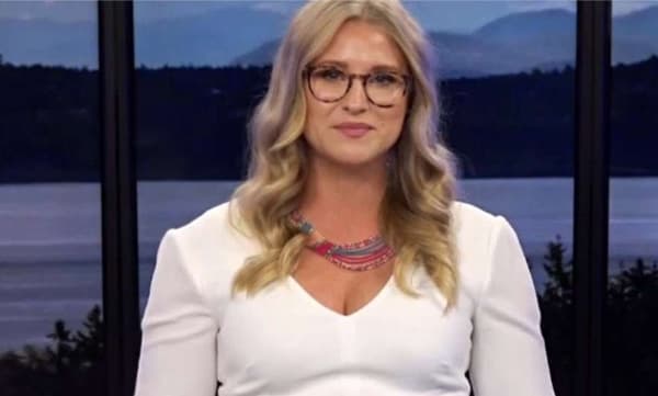 ക്ലീവേജ് കാണിക്കുന്നത് നിങ്ങളുടെ വാർത്തയെ ഇല്ലാതാക്കും ; മാന്യമായി വസ്ത്രം ധരിക്കൂ ,പ്രേക്ഷകന്റെ സന്ദേശം ; മറുപടിയുമായി വാർത്താ അവതാരക