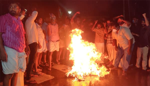 മന്ത്രി കെ.ടി ജലീലിന്റെ രാജി; തലസ്ഥാനത്ത് സംഘര്‍ഷം, ലാത്തിചാര്‍ജ്