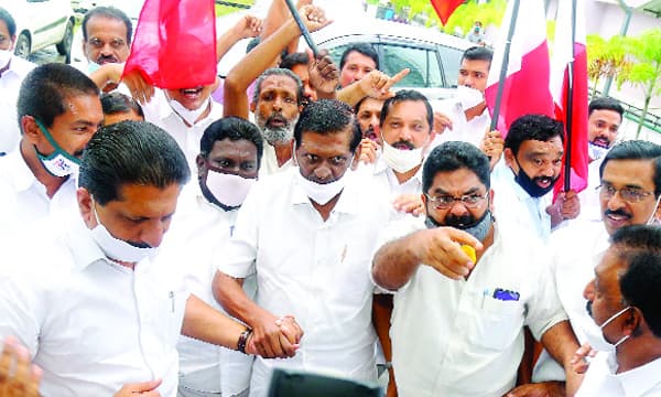തെരഞ്ഞെടുപ്പ് കമ്മിഷന്റെ തീര്‍പ്പില്‍ സര്‍വകക്ഷിയോഗത്തിലേക്കുള്ള ക്ഷണിച്ചു: തൊട്ടുപിന്നാലെ ഉത്തരവ് സ്‌റ്റേ ചെയ്ത് ഹൈക്കോടതി വിധിയും; ജോസിന് 'അംഗീകാരം' നല്‍കിയ സി.പി.എമ്മും മുഖ്യമന്ത്രിയും വെട്ടില്‍ 