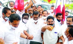 തെരഞ്ഞെടുപ്പ് കമ്മിഷന്റെ തീര്‍പ്പില്‍ സര്‍വകക്ഷിയോഗത്തിലേക്കുള്ള ക്ഷണിച്ചു: തൊട്ടുപിന്നാലെ ഉത്തരവ് സ്‌റ്റേ ചെയ്ത് ഹൈക്കോടതി വിധിയും; ജോസിന് 'അംഗീകാരം' നല്‍കിയ സി.പി.എമ്മും മുഖ്യമന്ത്രിയും വെട്ടില്‍ 