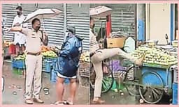 തെരുവുകച്ചവടക്കാരന്റെ ഉന്തുവണ്ടി തട്ടിത്തെറിപ്പിച്ച് പോലീസ്: വിമർശനം- വിഡിയോ