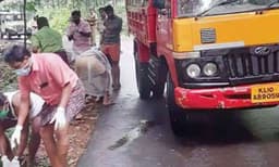 വിവാഹ വീട്ടിലെ മാലിന്യം വഴിയില്‍ തള്ളി; വീട്ടുകാരെക്കൊണ്ടു നീക്കം ചെയ്ത് പോലീസ്