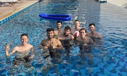 ഐപിഎൽ 13–ാം സീസണില്‍ മുംബൈ ഇന്ത്യൻസ് താരങ്ങൾക്കൊപ്പം അർജുൻ തെൻഡുൽക്കറും 