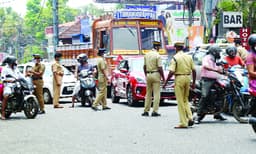 രണ്ടരവര്‍ഷം ചെക്ക്‌പോസ്റ്റില്‍ ഡ്യൂട്ടിനോക്കിയാല്‍ കൈക്കൂലി കിട്ടുന്നത് ഒന്നരക്കോടി ; ഇവിടേയ്ക്ക് സ്ഥലംമാറ്റം കിട്ടാന്‍ റേറ്റ് എട്ടു മുതല്‍ 15 ലക്ഷം വരെ ;  ''ഗ്രാന്റ് ട്രാന്‍സ്ഫര്‍'' ഒപ്പിക്കാന്‍ പ്രത്യേക ലോബി