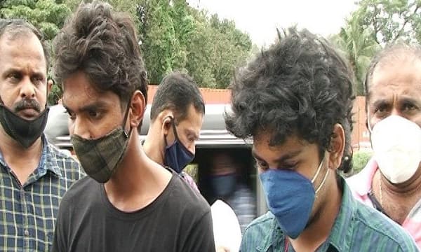 കാരിയര്മാരുടെ പുതിയതന്ത്രം പിന്നില് പെണ്കുട്ടികള് ഉണ്ടെങ്കില് പോലീസ് പിടിക്കില്ല ; ഹെല്മറ്റ് മയക്കുമരുന്ന് ഒളിപ്പിക്കാന് ; സ്പീഡ് ബൈക്കില് വന്ന യുവാക്കളില് നിന്നും പിടിച്ചത് 1.5 ലക്ഷത്തിന്റെ മയക്കുമരുന്ന്