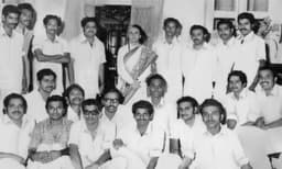ഇന്ദിരാഗാന്ധിക്കൊപ്പമുള്ള ഈ നേതാക്കളെ പരിചയമുണ്ടോ? ചിത്ര കൃഷ്ണന്‍കുട്ടി പകര്‍ത്തിയ ഉമ്മന്‍ചാണ്ടിയുടെ അപൂര്‍വ്വ ചിത്രം