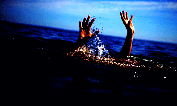 13 കിലോമീറ്റര്‍ പുഴയിലൂടെ ഒഴുകി നടന്ന് വീട്ടമ്മ; പ്രഭാതനടത്തത്തിനിറങ്ങിയ യുവാക്കളുടെ കാരുണ്യത്തില്‍ തിരികെ ജീവിതത്തിലേക്ക് 