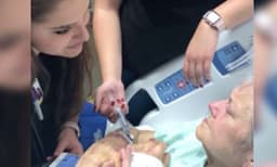 കാന്‍സര്‍ രോഗിയെ സാന്ത്വനിപ്പിക്കാന്‍ പാട്ടുപാടിക്കൊടുക്കുന്ന ഭൂമിയിലെ മാലാഖ; വീഡിയോ