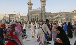 പണിയില്ല, നാലു മാസമായി മുഴുപ്പട്ടിണി ; 450 ഇന്ത്യാക്കാര്‍ സൗദിയില്‍ തെരുവിലിരുന്ന് ഭിക്ഷ യാചിച്ചു