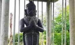 ജീവിതസമ്പാദ്യമായ 10 ലക്ഷം ചെലവഴിച്ച് സ്വന്തം പ്രതിമ സ്ഥാപിച്ച് ആക്രി പെറുക്ക് തൊഴിലാളി