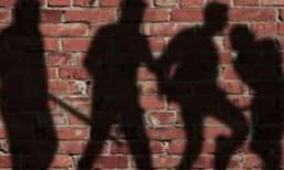 രഹസ്യബന്ധമുണ്ടെന്ന് ആരോപിച്ച് വിധവയായ യുവതിയെയും യുവാവിനെയും വീട് കയറി ആക്രമിച്ചു ; മൂന്ന് ​പേര്‍ അറ്സറ്റില്‍ 