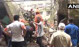 മഹാരാഷ്ട്രയില്‍ മൂന്ന് നില കെട്ടിടം തകര്‍ന്നുവീണു ; എട്ടു മരണം, 20 പേരെ രക്ഷപ്പെടുത്തി; തെരച്ചില്‍ തുടരുന്നു