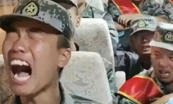 ലഡാക്ക് അതിർത്തിയിലേക്കുള്ള യാത്രയിൽ ചൈനീസ് ലിബറേഷൻ ആര്‍മിയുടെ സൈനികർ പൊട്ടിക്കരയുന്നു ; വിഡിയോ വൈറല്‍