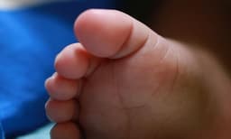 കോവിഡ് പരിശോധനയില്‍ കൈയൊഴിഞ്ഞത് മൂന്ന് ആശുപത്രികള്‍, അലഞ്ഞത് 14 മണിക്കൂറുകള്‍; കോഴിക്കോട് മെഡിക്കല്‍ കോളജില്‍ പ്രവേശിപ്പിച്ച പൂര്‍ണ ഗര്‍ഭിണിയുടെ ഇരട്ടക്കുഞ്ഞുങ്ങള്‍ പ്രസവത്തോടെ മരിച്ചു