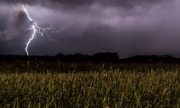 ചൊവ്വാഴ്ച കേരളത്തില്‍ ഇടിമിന്നലോട് കൂടിയ മഴയ്ക്ക് സാധ്യത ; ഇടുക്കി ജില്ലയില്‍ നാളെ യെല്ലോ അലര്‍ട്ട്