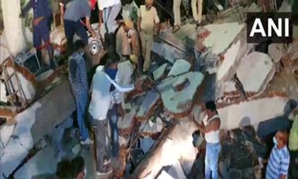 വഡോദരയില്‍ നിര്‍മ്മാണത്തിലിരുന്ന കെട്ടിടം തകര്‍ന്ന് വീണ് മൂന്നു മരണം