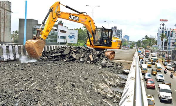 ഭാരപരിശോധന അട്ടിമറിച്ചത് കരാറുകാര്‍ക്ക് രക്ഷയാകും, പാലാരിവട്ടം പാലത്തിന്റെ നഷ്ടപരിഹാരത്തര്‍ക്കം കോടതി കയറും; വിള്ളല്‍ കണ്ടപാടെ ബാങ്ക് ഗ്യാരന്റി പിന്‍വലിച്ച് സര്‍ക്കാര്‍