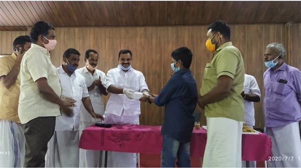 അറക്കുളം ആസ്‌കോ ബാങ്കിന്റെ നേതൃത്വത്തില്‍ വിദ്യാര്‍ഥിക്ക് ഓണ്‍ലൈന്‍ പഠനത്തിനായുള്ള മൊബൈല്‍ ഫോണ്‍ ഡീന്‍ കുര്യാക്കോസ് എം.പി കൈമാറുന്നു.