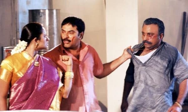 "ക്രോണിക് ബാച്ചിലർ "  സിനിമയിൽ മമ്മൂട്ടി  ഇന്ദ്രജ എന്നിവർക്കൊപ്പം മോഹൻ അയിരൂർ .. 