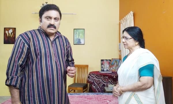 " വാനമ്പാടി" സീരിയലിൽ നിന്നുള്ള രംഗം : സമീപം ഇന്ദിരാ തമ്പി