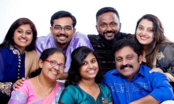 മോഹൻ അയിരൂരും കുടുംബവും .