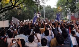 ഫാഥ്‌റാസ് ജില്ലാ മജിസ്‌ട്രേറ്റിന്റെ വീടിന് മുന്നില്‍ മാലിന്യം നിക്ഷേപിച്ച് ഭീം ആദ്മി പ്രവര്‍ത്തകര്‍